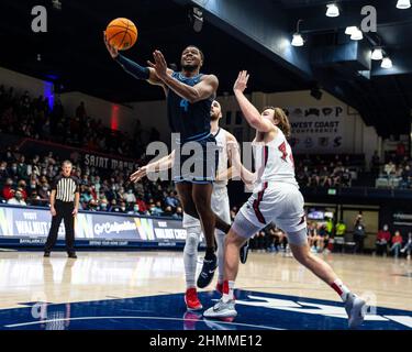 Feb 10 2022 Moraga CA, USA San Diego-Stürmer Josh Parrish (4) fährt während des NCAA Männer-Basketballspiels zwischen San Diego Toreros und den Saint Mary's Gaels in den Korb. Saint MaryÕs schlug San Diego 86-57 im University Credit Union Pavilion Moraga Calif. Thurman James/CSM Stockfoto