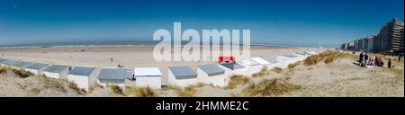 Panoramablick von einer Düne am Strand von Nieuwpoort Mit Strandhütten im Vordergrund an einem sonnigen springday Stockfoto