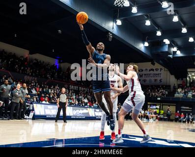 Feb 10 2022 Moraga CA, USA San Diego-Stürmer Josh Parrish (4) fährt während des NCAA Männer-Basketballspiels zwischen San Diego Toreros und den Saint Mary's Gaels in den Korb. Saint MaryÕs schlug San Diego 86-57 im University Credit Union Pavilion Moraga Calif. Thurman James/CSM Stockfoto