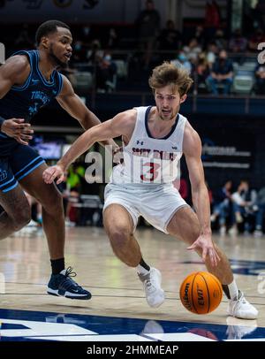 Feb 10 2022 Moraga CA, USA St. Mary's Guard Augustas Marciulionis (3) geht während des NCAA Männer Basketballspiels zwischen San Diego Toreros und den St. Mary's Gaels in den Korb. Saint MaryÕs schlug San Diego 86-57 im University Credit Union Pavilion Moraga Calif. Thurman James/CSM Stockfoto