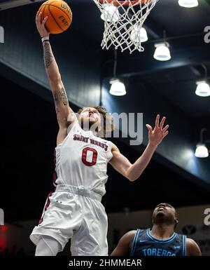 Feb 10 2022 Moraga CA, USA St. Mary's Guard Logan Johnson (0) fährt zum Reifen und punktet beim NCAA Männer Basketball Spiel zwischen San Diego Toreros und den Saint Mary's Gaels. Saint MaryÕs schlug San Diego 86-57 im University Credit Union Pavilion Moraga Calif. Thurman James/CSM Stockfoto