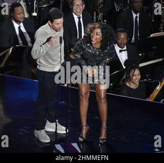 Inglewood, Usa. 11th. Februar 2022. Die Schauspieler Mark Wahlberg und Taraji P. Henson (R) geben die Auszeichnung „Offensive Rookie of the Year“ im Rahmen der NFL Honors, ABC-Live-Sendung, die am Donnerstag, 10. Februar 2022, im YouTube Theatre in Inglewood, Kalifornien, stattfand, bekannt. Foto von Jim Ruymen/UPI Credit: UPI/Alamy Live News Stockfoto