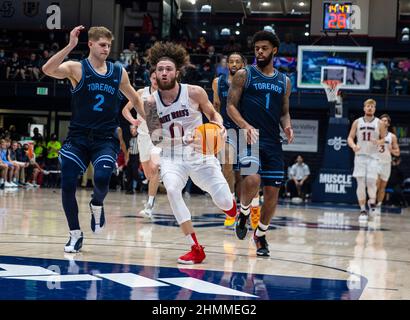 Feb 10 2022 Moraga CA, USA St. Mary's Guard Logan Johnson (0) fährt während des NCAA Männer Basketballspiels zwischen San Diego Toreros und den Saint Mary's Gaels zum Reifen. Saint MaryÕs schlug San Diego 86-57 im University Credit Union Pavilion Moraga Calif. Thurman James/CSM Stockfoto