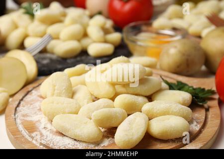 Konzept des Kochens mit rohen Kartoffel-Gnocchi, Nahaufnahme Stockfoto