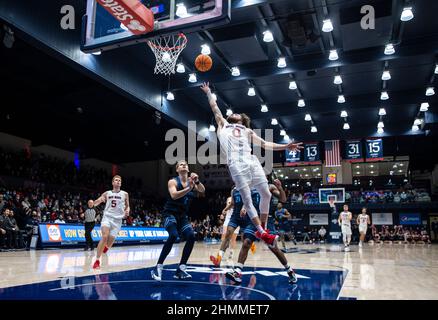 Feb 10 2022 Moraga CA, USA St. Mary's Guard Logan Johnson (0) fährt zum Reifen und punktet beim NCAA Männer Basketball Spiel zwischen San Diego Toreros und den Saint Mary's Gaels. Saint MaryÕs schlug San Diego 86-57 im University Credit Union Pavilion Moraga Calif. Thurman James/CSM Stockfoto