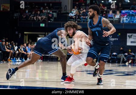 Feb 10 2022 Moraga CA, USA St. Mary's Guard Logan Johnson (0) geht während des NCAA Männer Basketballspiels zwischen San Diego Toreros und den Saint Mary's Gaels in den Korb. Saint MaryÕs schlug San Diego 86-57 im University Credit Union Pavilion Moraga Calif. Thurman James/CSM Stockfoto