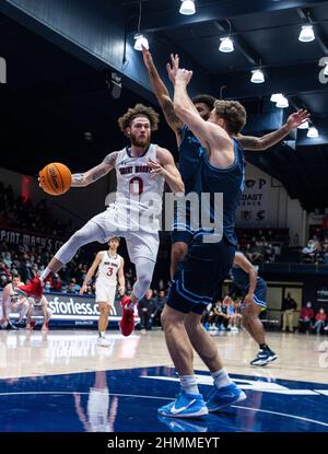 Feb 10 2022 Moraga CA, USA St. Mary's Guard Logan Johnson (0) geht während des NCAA Männer Basketballspiels zwischen San Diego Toreros und den Saint Mary's Gaels in den Korb. Saint MaryÕs schlug San Diego 86-57 im University Credit Union Pavilion Moraga Calif. Thurman James/CSM Stockfoto