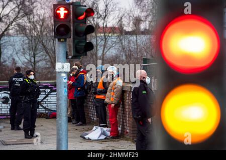 Berlin, Deutschland. 11th. Februar 2022. Polizeibeamte haben Klimaaktivisten an der Ausfahrt Beusselstraße der städtischen Autobahn 100 festgenommen. Aktivisten, die sich für mehr Klimaschutz und weniger Lebensmittelverschwendung einsetzen, haben am Freitagmorgen erneut die Autobahn 100 in Berlin blockiert. Quelle: Paul Zinken/dpa/Alamy Live News Stockfoto