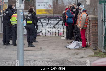 Berlin, Deutschland. 11th. Februar 2022. Polizisten haben 100 Klimaaktivisten an der Ausfahrt Beusselstraße der Stadtautobahn festgenommen. Seit Wochen blockieren die Aktivisten den Verkehr auf der Stadtautobahn und fordern von den Politikern ein lebensmittelsparendes Gesetz. Quelle: Paul Zinken/dpa/Alamy Live News Stockfoto