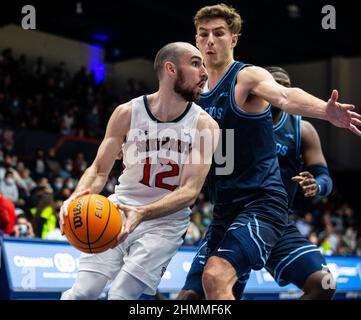 Feb 10 2022 Moraga CA, USA St. Marys Wache Tommy Kuhse (12) scheint während des NCAA Männer Basketballspiels zwischen San Diego Toreros und den Saint Mary's Gaels den Ball zu überholen. Saint MaryÕs schlug San Diego 86-57 im University Credit Union Pavilion Moraga Calif. Thurman James/CSM Stockfoto