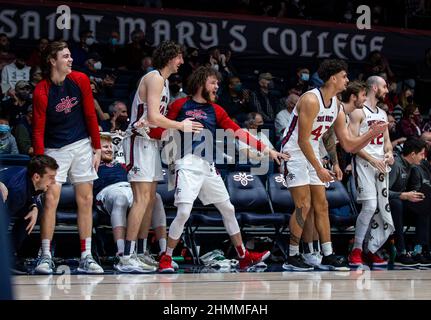 Feb 10 2022 Moraga CA, USA St. Mary's feiern einen Sieg zu Hause während des NCAA Männer Basketballspiels zwischen San Diego Toreros und den Saint Mary's Gaels. Saint MaryÕs schlug San Diego 86-57 im University Credit Union Pavilion Moraga Calif. Thurman James/CSM Stockfoto