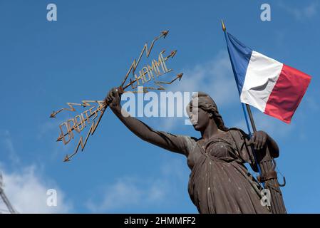 Pezenas (Südfrankreich): Place de la Republique, Statue der Marianne mit einer französischen dreifarbigen Flagge und Inschrift Droits de l'Homme (Menschenrechte). Stockfoto