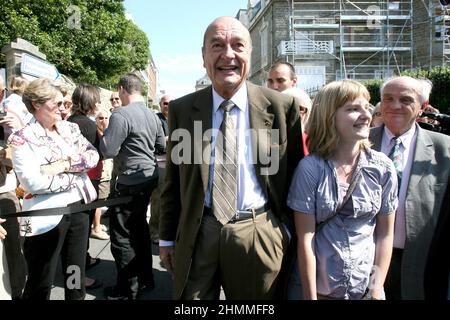 Der ehemalige Präsident der Französischen Republik Jacques Chirac bei einem Rundgang in Dinard (Bretagne, Nordwestfrankreich) am 13. Juni 2009, bevor er an der Eröffnung der Ausstellung mit dem Titel 'Qui a peur des artistes ?è ((Who's Afraid of Artists?), einer Auswahl von Werken aus der Sammlung Pinault, teilnimmt Stockfoto