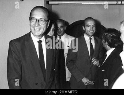 Jacques Chirac, Abgeordneter der RPR (Mitte-Rechts-Partei) und Alain Jupp, Generalsekretär der RPR, 1989 im Sekthaus Beckerat de Bellefon in Reims. Alain Jupp im Hintergrund Stockfoto