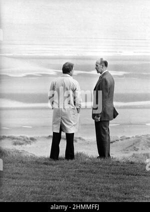 Offizieller Besuch des amerikanischen Präsidenten Jimmy Carter in Paris, dann Bayeux in der Normandie und Omaha Beach, hier mit dem französischen Präsidenten Valery Giscard d'Estaing am 6. Januar 1978. Von hinten betrachtet, Blick in den Horizont Stockfoto