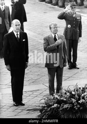 Offizieller Besuch des amerikanischen Präsidenten Jimmy Carter in Paris, dann Bayeux in der Normandie und Omaha Beach, hier mit dem französischen Präsidenten Valery Giscard d'Estaing am 6. Januar 1978. Blütenspray und Hommage Stockfoto