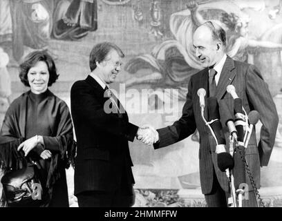 Offizieller Besuch des amerikanischen Präsidenten Jimmy Carter in Paris, dann Bayeux in der Normandie und Omaha Beach, hier mit dem französischen Präsidenten Valery Giscard d'Estaing am 6. Januar 1978. Hier schüttelt man sich in einer Lounge des Elysee-Palastes in Anwesenheit ihrer Ehefrauen die Hände. Hier, Rosalynn Eleanor Smith Carter Stockfoto