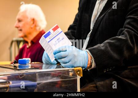 Kommunalwahlen: Wahllokal in Rouen (Nordfrankreich) am 15. März 2020. Beurteiler mit Einweghandschuhen mit Wählerausweis Stockfoto