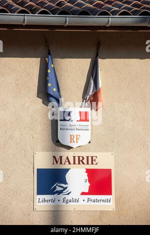 Charpey (Südostfrankreich): Giebel des Rathauses mit einer französischen und europäischen Flagge, der Büste von Marianne und dem Motto Freiheit, Gleichheit, Brüderlichkeit Stockfoto