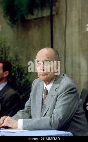 Offizieller Besuch des Präsidenten der Französischen Republik Franois Mitterrand in Quimper (Bretagne, Nordwestfrankreich) am 18. Oktober 1994, um den Grundstein für den Universitätskomplex zu legen. Stockfoto