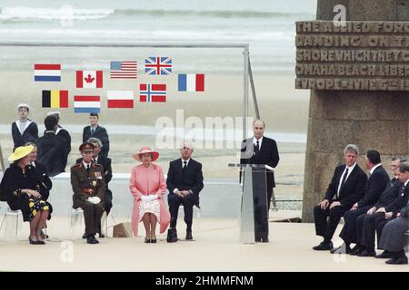 Omaha Beach, 50th. Jahrestag der D-Day Landings (Normandie, Nordwestfrankreich), 1994/06/06: Internationale Zeremonie in Anwesenheit von Königin Elisabeth II., in einem rosa Outfit mit passendem Hut, Franois Mitterrand, Edouard Balladur, Bill Clinton, Vaclav Havel, Lech Walesa und Beatrix, Königin der Niederlande Stockfoto