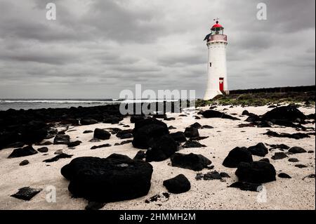 Ikonischer Leuchtturm von Port Fairy auf Griffiths Island. Stockfoto