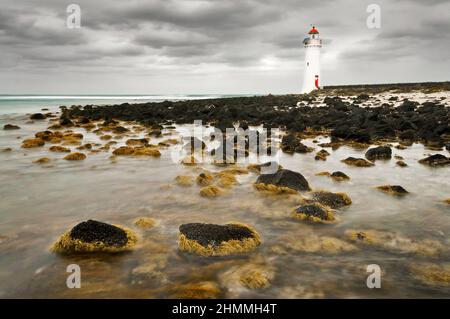 Ikonischer Leuchtturm von Port Fairy auf Griffiths Island. Stockfoto