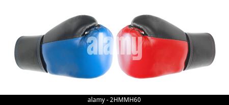 Zwei Boxhandschuhe rot und blau isoliert auf weißem Hintergrund. Wettbewerb- oder Kampfkonzept. Stockfoto
