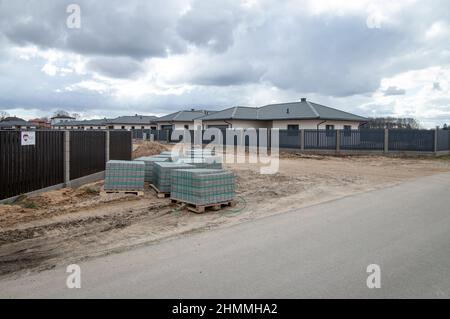 Bauarbeiten in einem neu erbauten Wohndorf Stockfoto