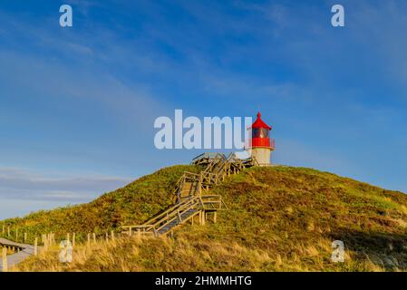 Treppe durch die Dünen zum Orientierungs- und Aussichtspunkt: Leuchtturm als markenübergreifendes Feuer südlich von Norddorf auf Insel Amrum, Nordfriesland, SC Stockfoto