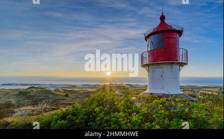 Anorama-Ansicht der Küstenlandschaft an der Nordsee von Orientierung und Aussichtspunkt, Isle Amrum, Schleswig-Holstein, Deutschland. Atemberaubende Aussicht vom Wattenmeer Stockfoto