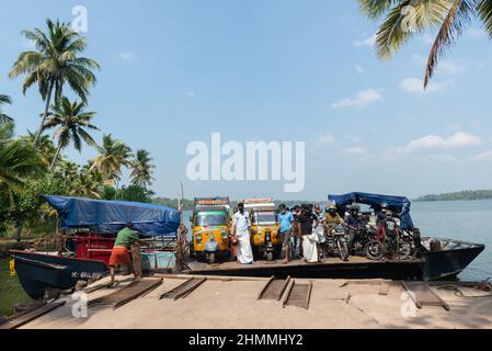 Kollam, Indien - Januar 2022: Mit einer kleinen Fähre können nur 6 Autos und ein paar Fahrräder transportiert werden, um die Insel Munroe im Ashtamudi-See zu erreichen Stockfoto