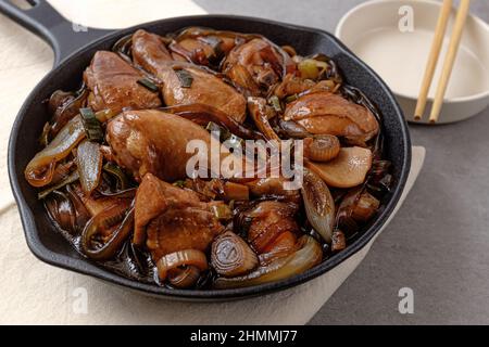 Gedämpftes Hühnchen und verschiedene Gemüsesorten in Sojasauce Stockfoto