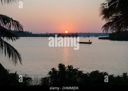 Kerala, Indien - Januar 2022: Sonnenuntergang am Paravur-See bei Kollam Stockfoto