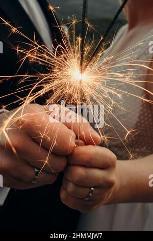 Hochzeitspaar mit Wunderkerzen in den Händen Stockfoto