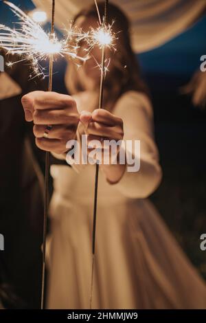 Hochzeitspaar mit Wunderkerzen in den Händen Stockfoto