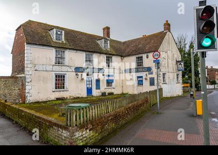 Das geschlossene, zum Verkauf stehende öffentliche Haus Dukes Head in Hythe, Kent. Stockfoto