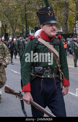 Nahaufnahme eines in der Battle of Waterloo-Uniform gekleideten Reenaktors, der in der Lord Mayor-Show 2021, Victoria Embankment, London, marschiert. Stockfoto