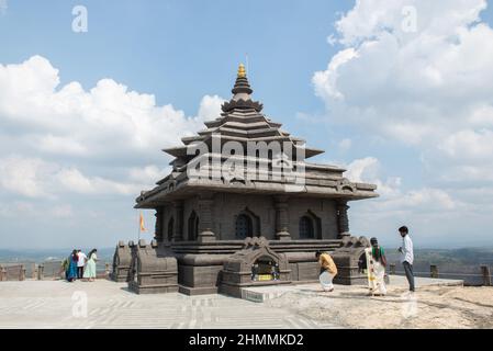 Kollam, Indien - Januar 2022: Lord Rama Tempel oder Jatayu Tempel auf der Spitze des Jadayupara Hügels. Jatayu Earth Center Nature Park. Stockfoto