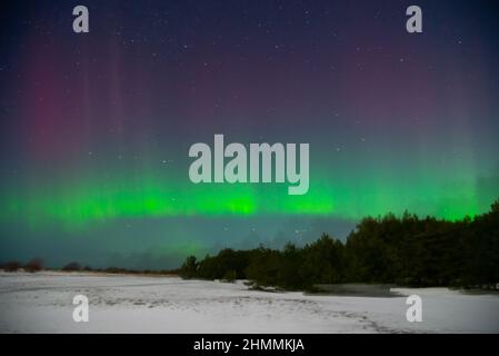 Intensive Nordlichter aurora borealis über Strand in Lettland Stockfoto