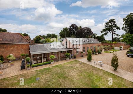 Newport, Essex - Juli 10 2018: Altes Bauernhaus aus Gebäude umgewandelt in luxuriöses Landhaus auf dem Land in charmanten Landschaftsgärten Stockfoto