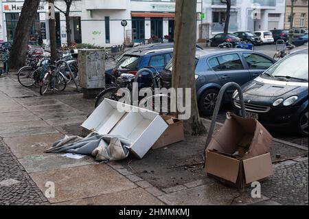 05.02.2022, Berlin, Deutschland, Europa - ausrangierte Sperrmüll liegt auf dem Bürgersteig am Straßenrand in einem Wohngebiet im Bezirk Mitte. Stockfoto