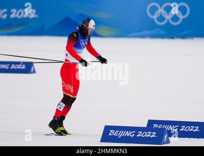 Zhangjiakou, Chinas Provinz Hebei. 11th. Februar 2022. Shang Jincai aus China tritt beim Langlaufski-Klassiker der Herren 15km der Olympischen Winterspiele 2022 in Peking im Nationalen Langlaufzentrum in Zhangjiakou, nordchinesische Provinz Hebei, am 11. Februar 2022 an. Quelle: Liu Chan/Xinhua/Alamy Live News Stockfoto