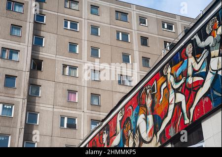 05.02.2022, Berlin, Deutschland, Europa - DDR-Fries (Wandmosaik) mit dem Titel die Presse als Organisator auf dem ehemaligen Presscafe Berlin-Gebäude. Stockfoto