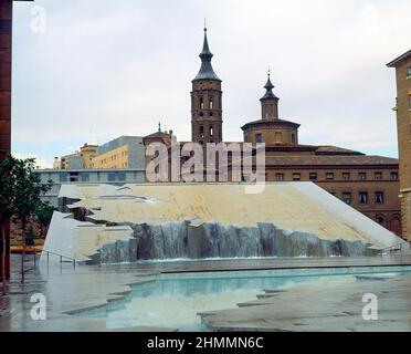 FUENTE DE LA HISPANIDAD EN LA PLAZA NUOVA DEL PILAR - SIGLO XX - FOTO AÑOS 90. AUTOR: USON GARCIA RICARDO. Lage: AUSSEN. SARAGOSSA. Saragossa Zaragoza. SPANIEN. Stockfoto