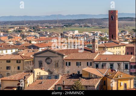 Luftaufnahme des historischen Zentrums von Bientina, Pisa, Italien, an einem sonnigen Tag Stockfoto