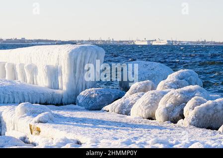 Winter am Ufer der Ostsee. Leuchtturm im Eis. Ostsee und gefrorener Pier im Winter, Tallinn Estland, Wettercast-Konzept Stockfoto