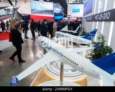 Moskau, Russland. 09th. Februar 2022. Die Modelle der neuen russischen Ziviljet-Flugzeuge Irkut-21 und Sukhoi Superjet 100 (SSJ 100) wurden auf der National Aviation Infrastructure Show (NAIS) 9th gezeigt.NAIS Forum & Show ist die Branchenveranstaltung in Russland und der GUS für Fachleute der Reiserouten und der zivilen Luftfahrtinfrastruktur: Flughäfen, Flugplätze, Hubschrauberzentren, Fluggesellschaften und andere Fluggesellschaften. Kredit: SOPA Images Limited/Alamy Live Nachrichten Stockfoto