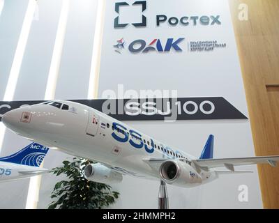 Moskau, Russland. 09th. Februar 2022. Ein Modell des Sukhoi Superjet 100 (SSJ 100) Regionaljet auf der National Aviation Infrastructure Show 9th (NAIS).NAIS Forum & Show ist die Branchenveranstaltung in Russland und der GUS für Fachleute der Reiserouten und der zivilen Luftfahrtinfrastruktur: Flughäfen, Flugplätze, Hubschrauberzentren, Fluggesellschaften und andere Fluggesellschaften. Kredit: SOPA Images Limited/Alamy Live Nachrichten Stockfoto