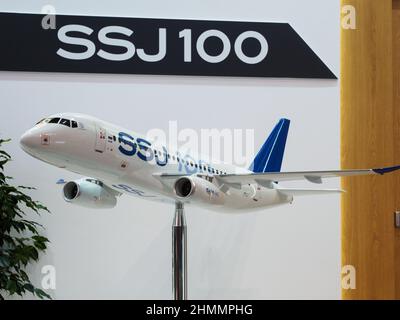 Moskau, Russland. 09th. Februar 2022. Ein Modell des Sukhoi Superjet 100 (SSJ 100) Regionaljets, das auf der National Aviation Infrastructure Show (NAIS) 9th gezeigt wurde.NAIS Forum & Show ist die Branchenveranstaltung in Russland und der GUS für Fachleute der Reiserouten und der Infrastruktur der zivilen Luftfahrt: Flughäfen, Flugplätze, Hubschrauberzentren, Fluggesellschaften und andere Fluggesellschaften. Kredit: SOPA Images Limited/Alamy Live Nachrichten Stockfoto